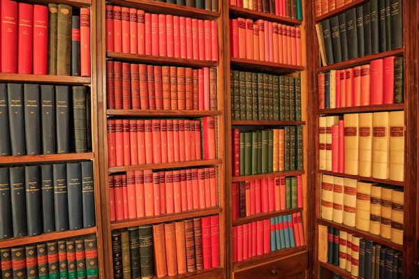 Una biblioteca del '900 di un accanito lettore di classici La biblioteca di campagna di uno studioso del secolo scorso  - Asta Libri Antichi e Rari. Incisioni - Associazione Nazionale - Case d'Asta italiane
