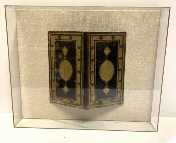 Rilegature arabe-secolo XIX Coppia di due belle rilegature vuote in piena pelle, con motivi ornamentali in oro di gusto arabeggiante. Presumibilmente secolo XIX. Conservate entro due bacheche in plexiglass, appositamente fabbricate per contenerle. Tracce di muffa, facilmente rimovibile.  - Asta Libri Antichi e Rari. Incisioni - Associazione Nazionale - Case d'Asta italiane