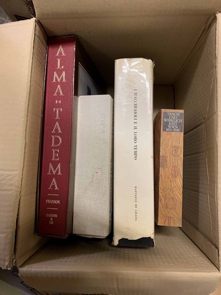 Angela Carola Perrotti : Le porcellane dei Borbone di Napoli. Capodimonte e Real Fabbrica Ferdinandea 1743-1806, Guida Editori, Napoli, 1986. Con 99 tavole di illustrazioni a colori e 615 illustrazioni in bianco e nero  - Asta Libri Antichi e Rari. Incisioni - Associazione Nazionale - Case d'Asta italiane