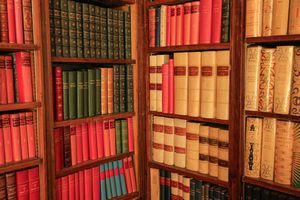 Una biblioteca del '900 di un accanito lettore di classici La biblioteca di campagna di uno studioso del secolo scorso  - Asta Libri Antichi e Rari. Incisioni - Associazione Nazionale - Case d'Asta italiane