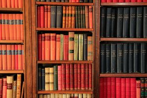 Una biblioteca del '900 di un accanito lettore di classici La biblioteca di campagna di uno studioso del secolo scorso  - Asta Libri Antichi e Rari. Incisioni - Associazione Nazionale - Case d'Asta italiane