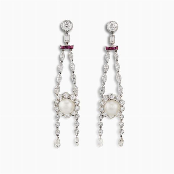 PAIO DI ORECCHINI PENDENTI CON PERLE RUBINI E DIAMANTI  - Asta Gioielli - Associazione Nazionale - Case d'Asta italiane
