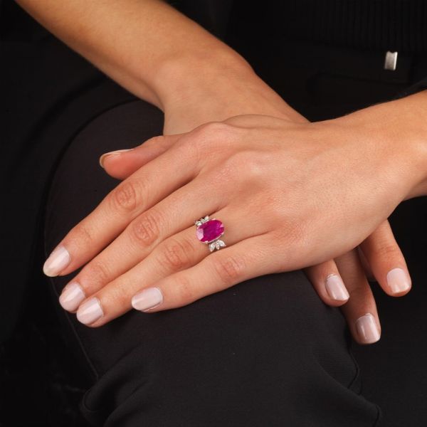 ANELLO CON RUBINO E DIAMANTI  - Asta Gioielli - Associazione Nazionale - Case d'Asta italiane