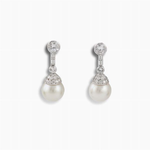 PAIO DI ORECCHINI PENDENTI CON PERLE SOUTH SEA E DIAMANTI  - Asta Gioielli - Associazione Nazionale - Case d'Asta italiane