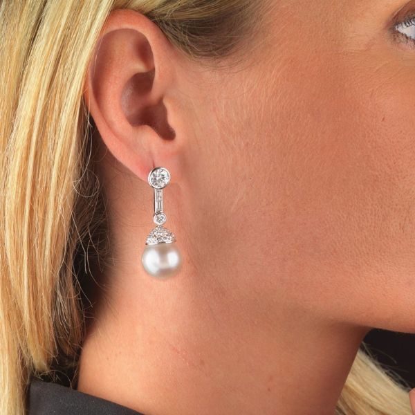 PAIO DI ORECCHINI PENDENTI CON PERLE SOUTH SEA E DIAMANTI  - Asta Gioielli - Associazione Nazionale - Case d'Asta italiane