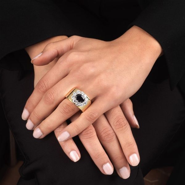 GRANDE ANELLO FLOREALE CON ZAFFIRO E DIAMANTI  - Asta Gioielli - Associazione Nazionale - Case d'Asta italiane