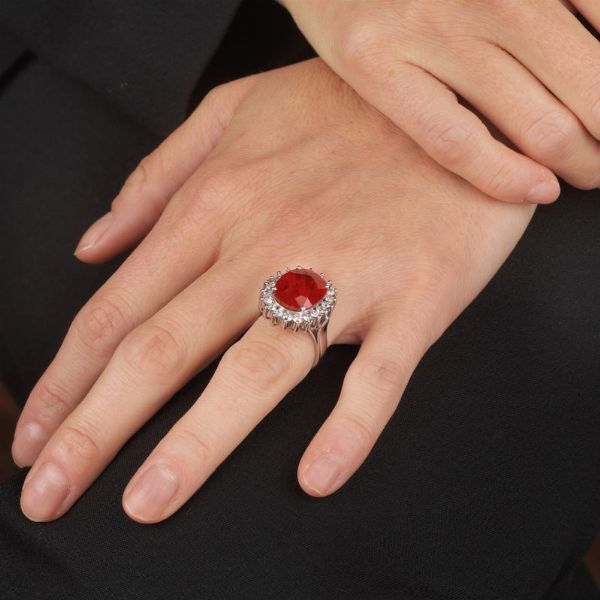 ANELLO FLOREALE CON RUBINO BIRMANO E DIAMANTI  - Asta Gioielli - Associazione Nazionale - Case d'Asta italiane