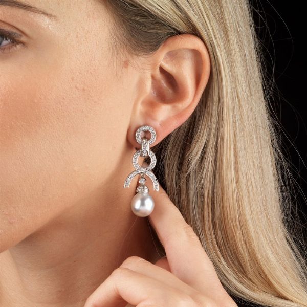PAIO DI ORECCHINI PENDENTI CON PERLE E DIAMANTI  - Asta Gioielli - Associazione Nazionale - Case d'Asta italiane