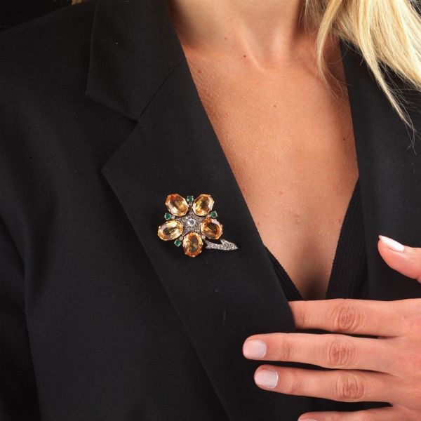 SPILLA A FORMA DI FIORE CON TOPAZI GIALLI SMERALDI E DIAMANTI  - Asta Gioielli - Associazione Nazionale - Case d'Asta italiane