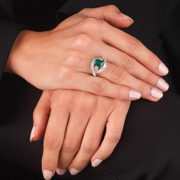 ANELLO CON SMERALDO ZAMBIA E DIAMANTI  - Asta Gioielli - Associazione Nazionale - Case d'Asta italiane