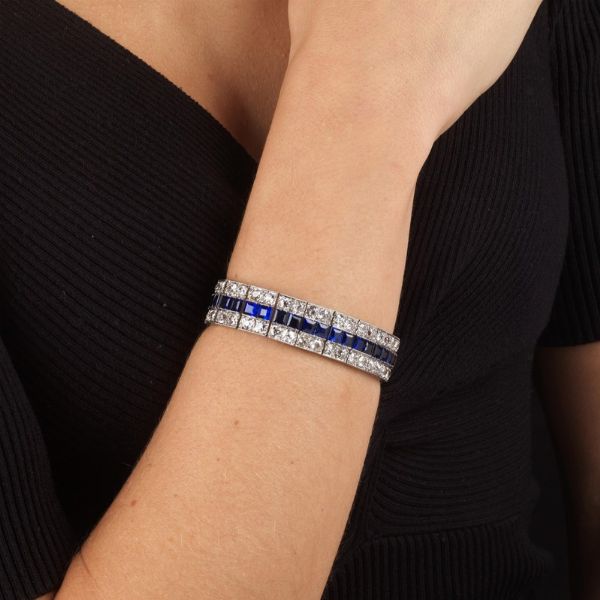 BRACCIALE A FASCIA CON ZAFFIRI SINTETICI E DIAMANTI  - Asta Gioielli - Associazione Nazionale - Case d'Asta italiane