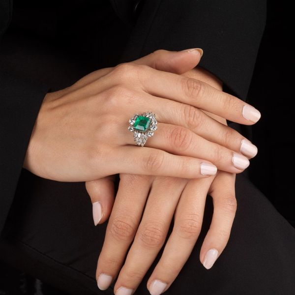 ANELLO CON SMERALDO E DIAMANTI  - Asta Gioielli - Associazione Nazionale - Case d'Asta italiane