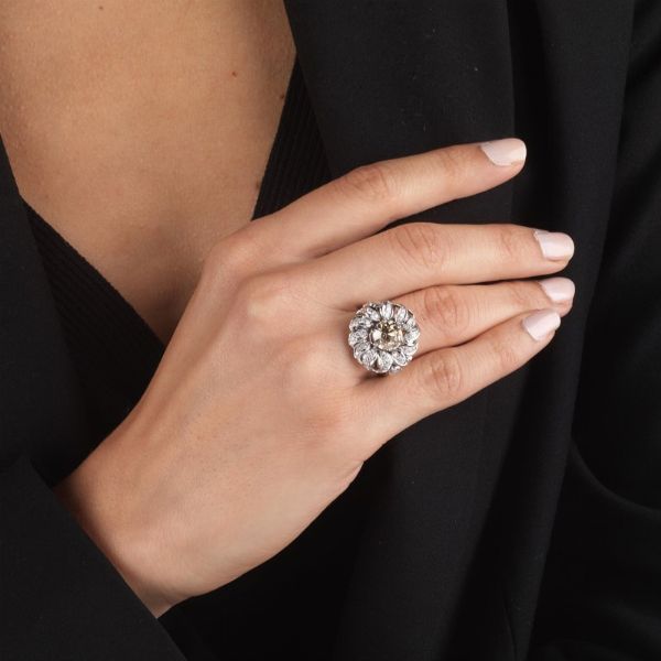 ANELLO FLOREALE CON DIAMANTI  - Asta Gioielli - Associazione Nazionale - Case d'Asta italiane