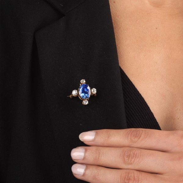 ANELLO CON ZAFFIRO E DIAMANTI  - Asta Gioielli - Associazione Nazionale - Case d'Asta italiane