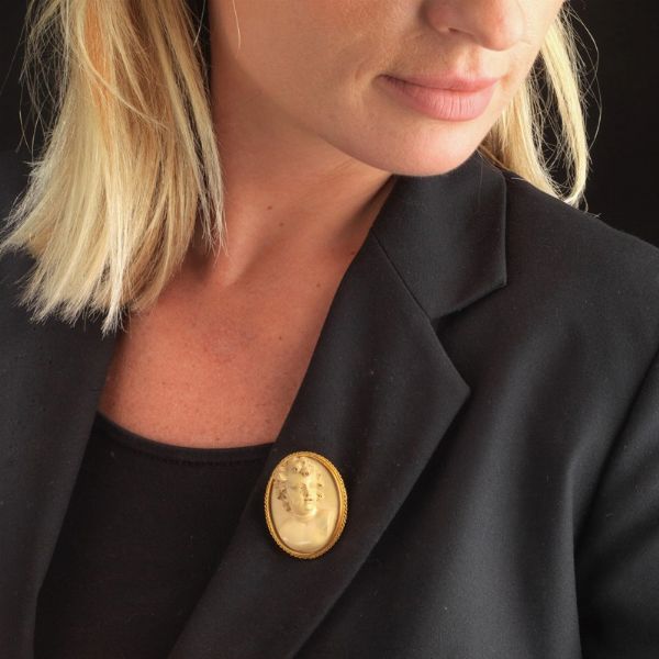 SPILLA CON INTAGLIO SU PIETRA LAVICA  - Asta Gioielli - Associazione Nazionale - Case d'Asta italiane