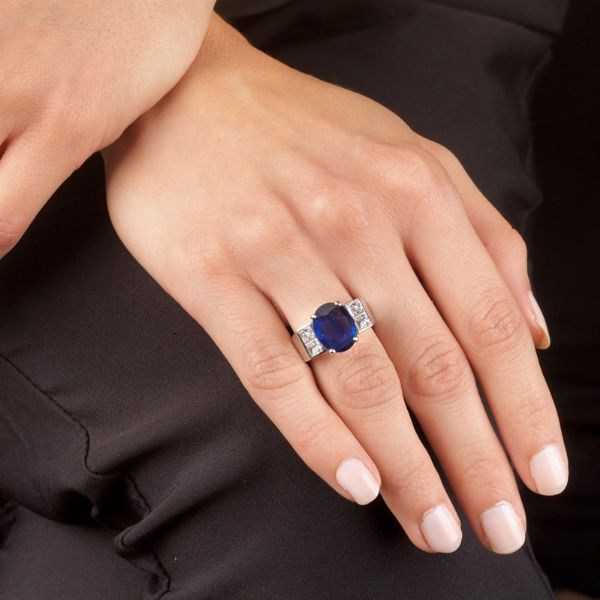 ANELLO CON ZAFFIRO E DIAMANTI  - Asta Gioielli - Associazione Nazionale - Case d'Asta italiane