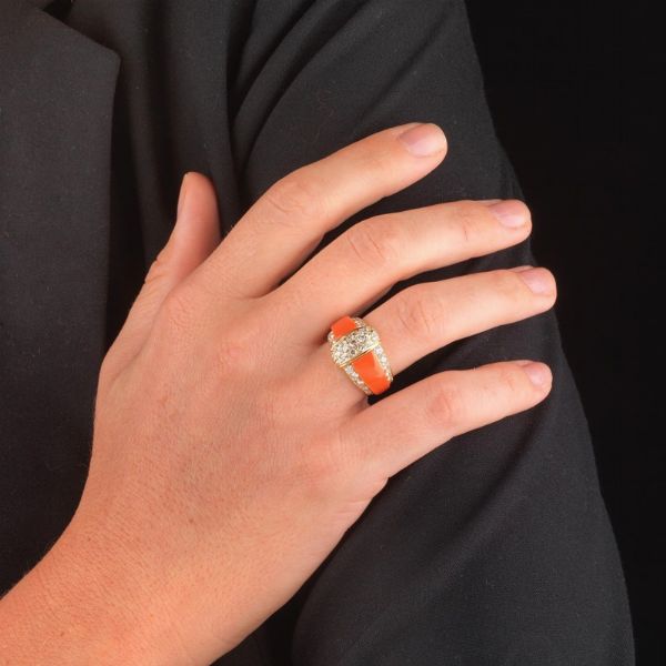 VAN CLEEF & ARPELS ANELLO A FASCIA CON CORALLO E DIAMANTI  - Asta Gioielli - Associazione Nazionale - Case d'Asta italiane