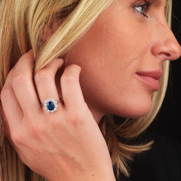 ANELLO A MARGHERITA CON ZAFFIRO E DIAMANTI  - Asta Gioielli - Associazione Nazionale - Case d'Asta italiane