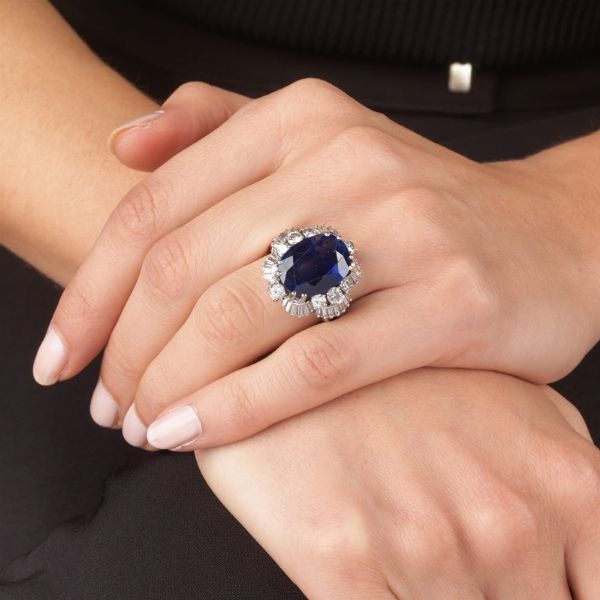 ANELLO CON ZAFFIRO E DIAMANTI  - Asta Gioielli - Associazione Nazionale - Case d'Asta italiane