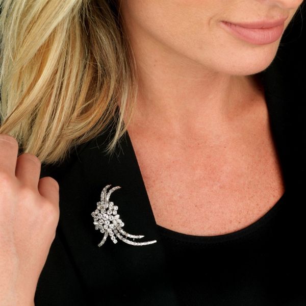 SPILLA A TRALCIO FIORITO CON DIAMANTI  - Asta Gioielli - Associazione Nazionale - Case d'Asta italiane