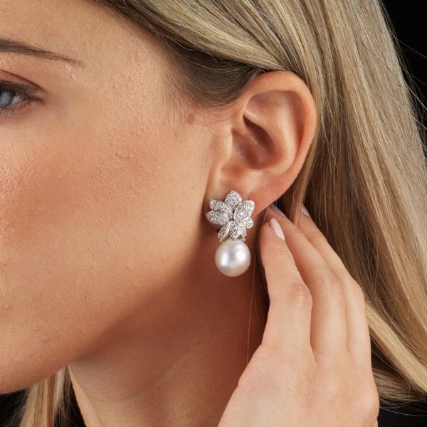 PAIO DI ORECCHINI CON PERLE "SOUTH SEA" E DIAMANTI  - Asta Gioielli - Associazione Nazionale - Case d'Asta italiane