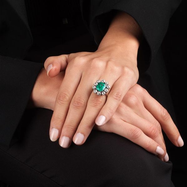 ANELLO A MARGHERITA CON SMERALDO E DIAMANTI  - Asta Gioielli - Associazione Nazionale - Case d'Asta italiane
