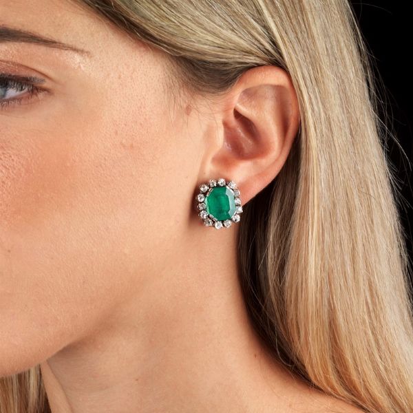 PAIO DI ORECCHINI A MARGHERITA CON SMERALDI E DIAMANTI  - Asta Gioielli - Associazione Nazionale - Case d'Asta italiane