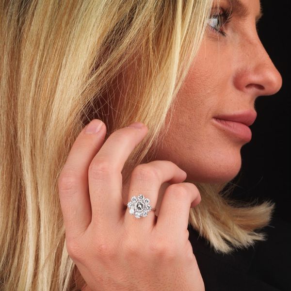 ANELLO A MARGHERITA CON DIAMANTI  - Asta Gioielli - Associazione Nazionale - Case d'Asta italiane