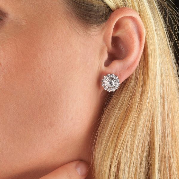 PAIO DI ORECCHINI A FORMA DI FIORE CON DIAMANTI  - Asta Gioielli - Associazione Nazionale - Case d'Asta italiane