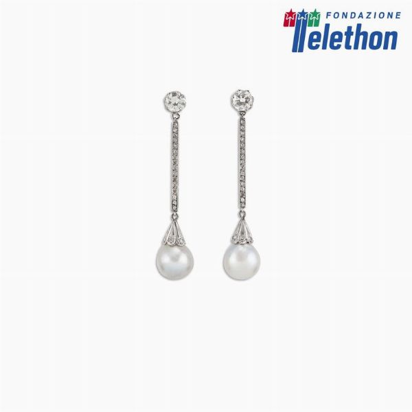PAIO DI ORECCHINI PENDENTI CON PERLE E DIAMANTI  - Asta Gioielli - Associazione Nazionale - Case d'Asta italiane