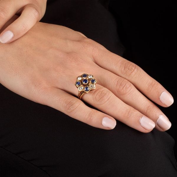 ANELLO FLOREALE CON ZAFFIRI E DIAMANTI  - Asta Gioielli - Associazione Nazionale - Case d'Asta italiane