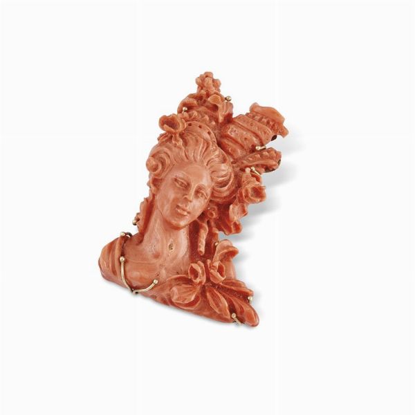 SPILLA IN CORALLO INCISO  - Asta Gioielli - Associazione Nazionale - Case d'Asta italiane