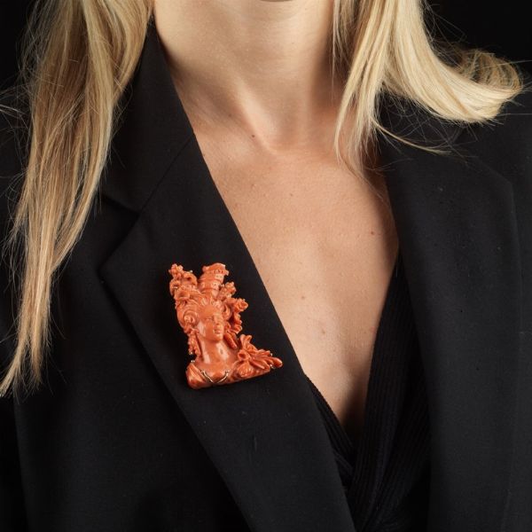 SPILLA IN CORALLO INCISO  - Asta Gioielli - Associazione Nazionale - Case d'Asta italiane