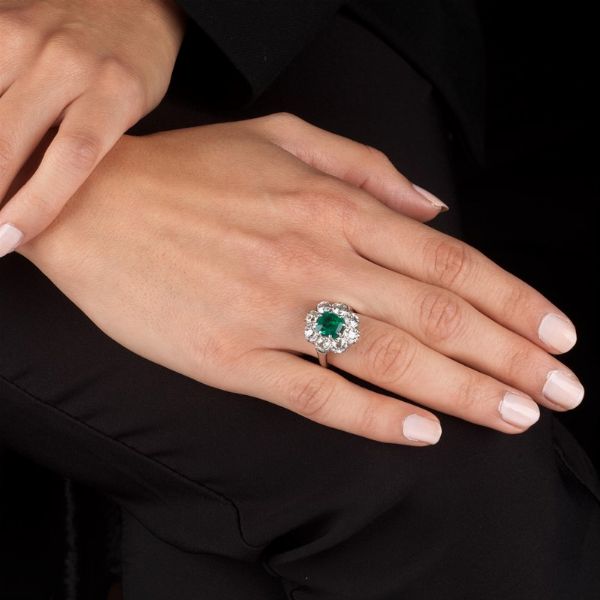 ANELLO A MARGHERITA CON SMERALDO COLOMBIANO E DIAMANTI  - Asta Gioielli - Associazione Nazionale - Case d'Asta italiane