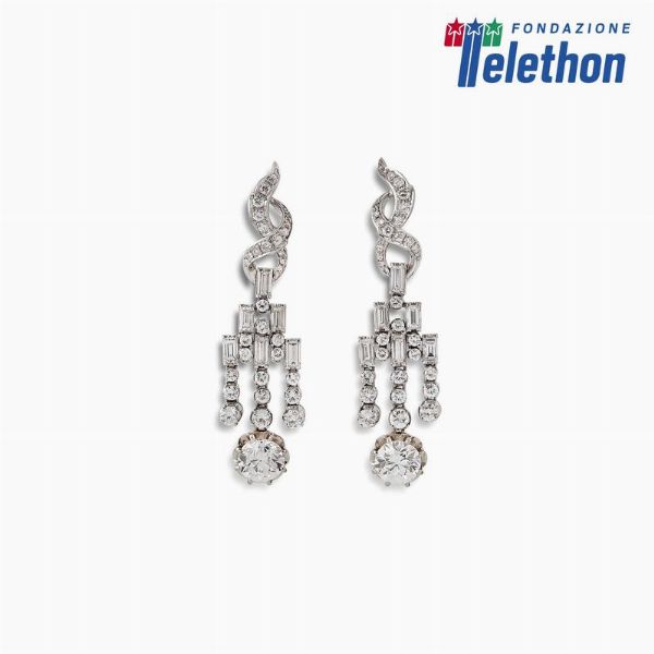 PAIO DI ORECCHINI PENDENTI CON DIAMANTI  - Asta Gioielli - Associazione Nazionale - Case d'Asta italiane