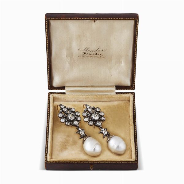 PAIO DI ORECCHINI PENDENTI CON PERLE NATURALI E DIAMANTI  - Asta Gioielli - Associazione Nazionale - Case d'Asta italiane