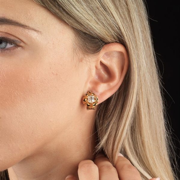 PAIO DI ORECCHINI MOTIVO FLOREALE CON DIAMANTI  - Asta Gioielli - Associazione Nazionale - Case d'Asta italiane