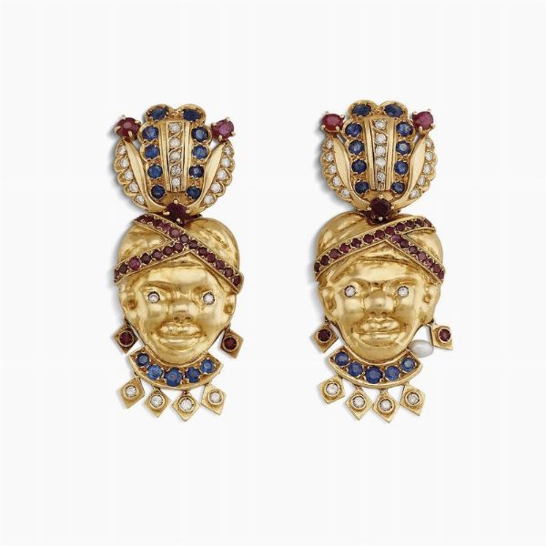 PAIO DI ORECCHINI PENDENTI CON PIETRE DI COLORE E DIAMANTI  - Asta Gioielli - Associazione Nazionale - Case d'Asta italiane