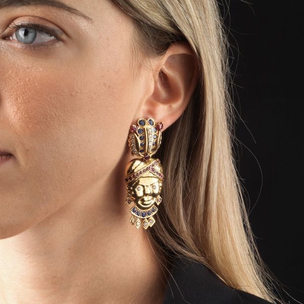 PAIO DI ORECCHINI PENDENTI CON PIETRE DI COLORE E DIAMANTI  - Asta Gioielli - Associazione Nazionale - Case d'Asta italiane