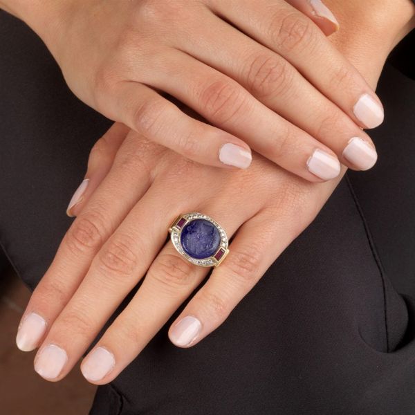 ANELLO CON PASTA VITREA RUBINI E DIAMANTI  - Asta Gioielli - Associazione Nazionale - Case d'Asta italiane