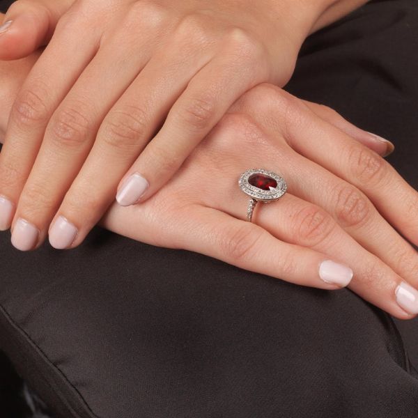 ANELLO CON RUBINO E DIAMANTI  - Asta Gioielli - Associazione Nazionale - Case d'Asta italiane