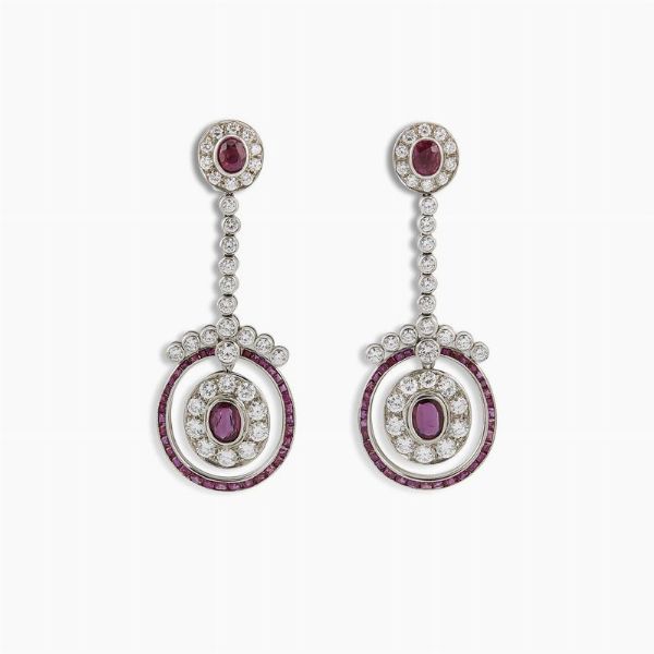 PAIO DI ORECCHINI PENDENTI CON RUBINI E DIAMANTI  - Asta Gioielli - Associazione Nazionale - Case d'Asta italiane