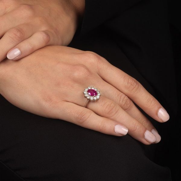 ANELLO A MARGHERITA CON RUBINO E DIAMANTI  - Asta Gioielli - Associazione Nazionale - Case d'Asta italiane