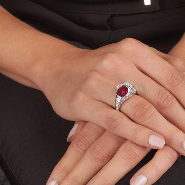 ANELLO CON RUBINO E DIAMANTI  - Asta Gioielli - Associazione Nazionale - Case d'Asta italiane