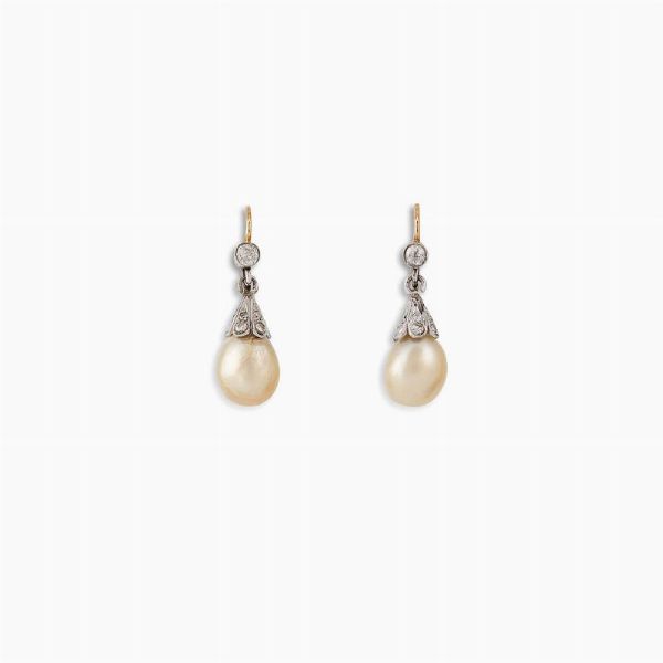 PAIO DI ORECCHINI PENDENTI CON PERLE NATURALI E DIAMANTI  - Asta Gioielli - Associazione Nazionale - Case d'Asta italiane
