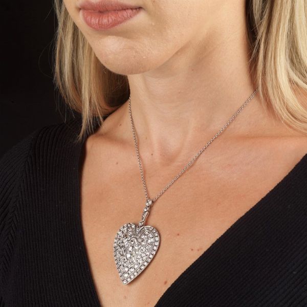 COLLANA CON PENDENTE A FORMA DI CUORE E DIAMANTI  - Asta Gioielli - Associazione Nazionale - Case d'Asta italiane