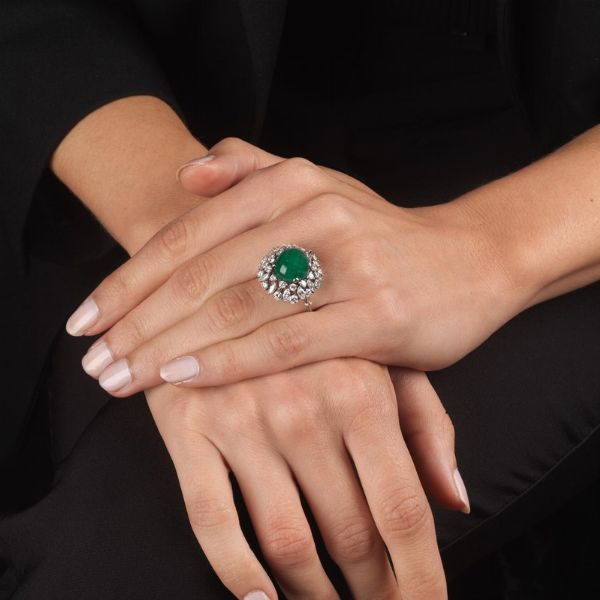 ANELLO FLOREALE CON SMERALDO E DIAMANTI  - Asta Gioielli - Associazione Nazionale - Case d'Asta italiane