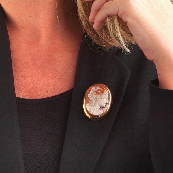 SPILLA CON CAMMEO  - Asta Gioielli - Associazione Nazionale - Case d'Asta italiane