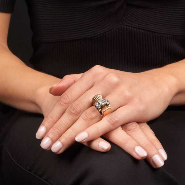 ANELLO A FIOCCO CON DIAMANTI  - Asta Gioielli - Associazione Nazionale - Case d'Asta italiane