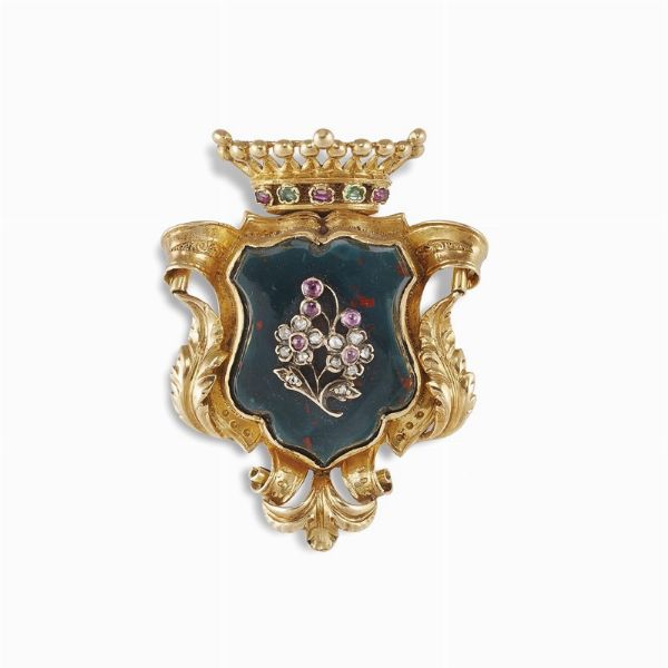 SPILLA A FORMA DI STEMMA CON DIASPRO SANGUIGNO  - Asta Gioielli - Associazione Nazionale - Case d'Asta italiane